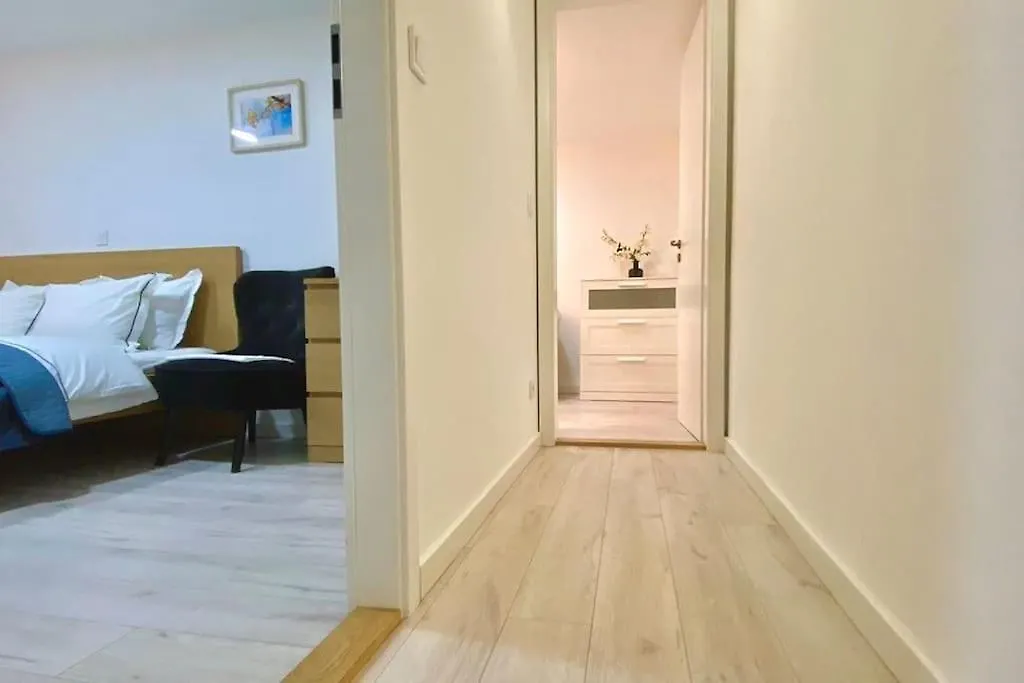 Cozy 3 Bedrooms Home At Center contacts